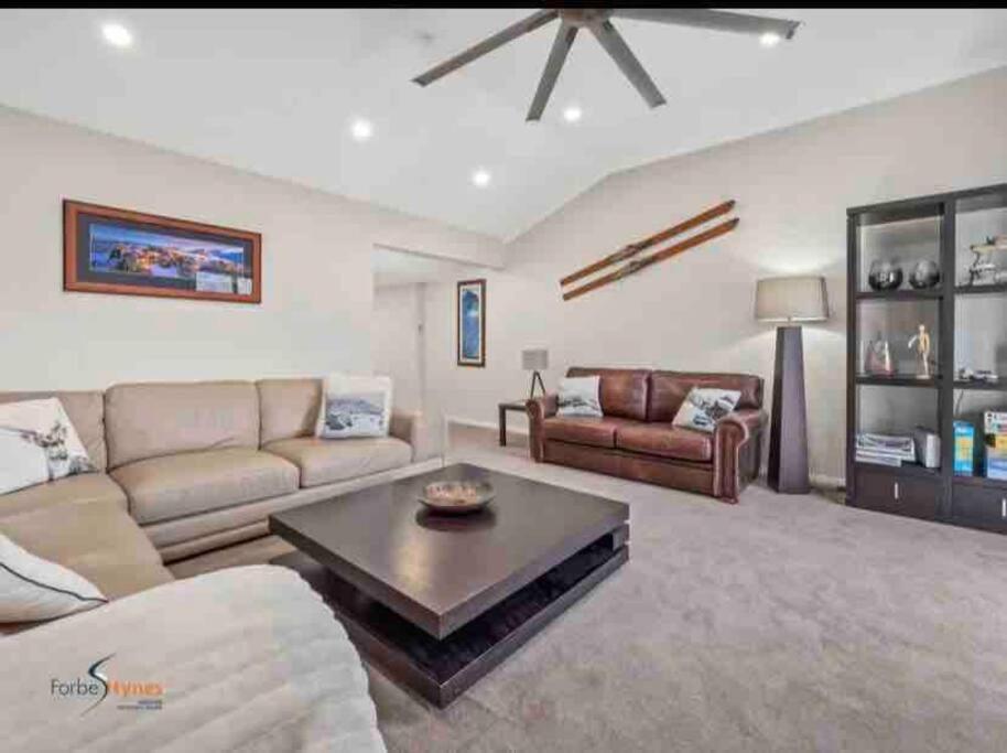 Stylish Thredbo Alpine Chalet + Garage in Tranquil Setting photo 2