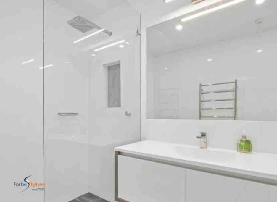 Stylish Thredbo Alpine Chalet + Garage in Tranquil Setting photo 4