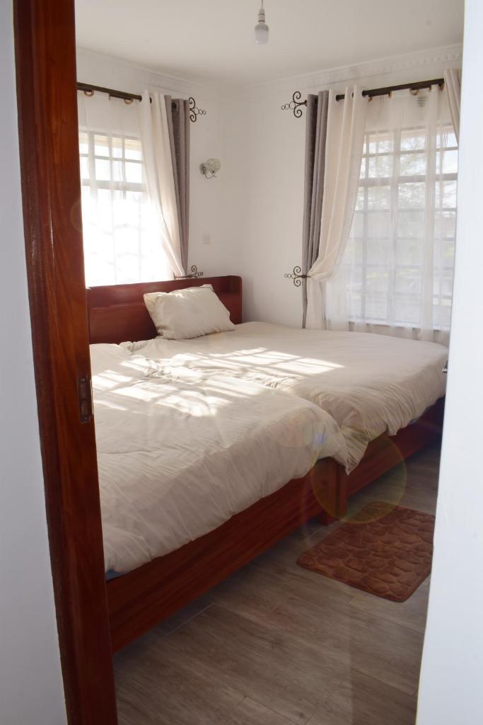 Cheerful 4-bedroom with pool photo 3