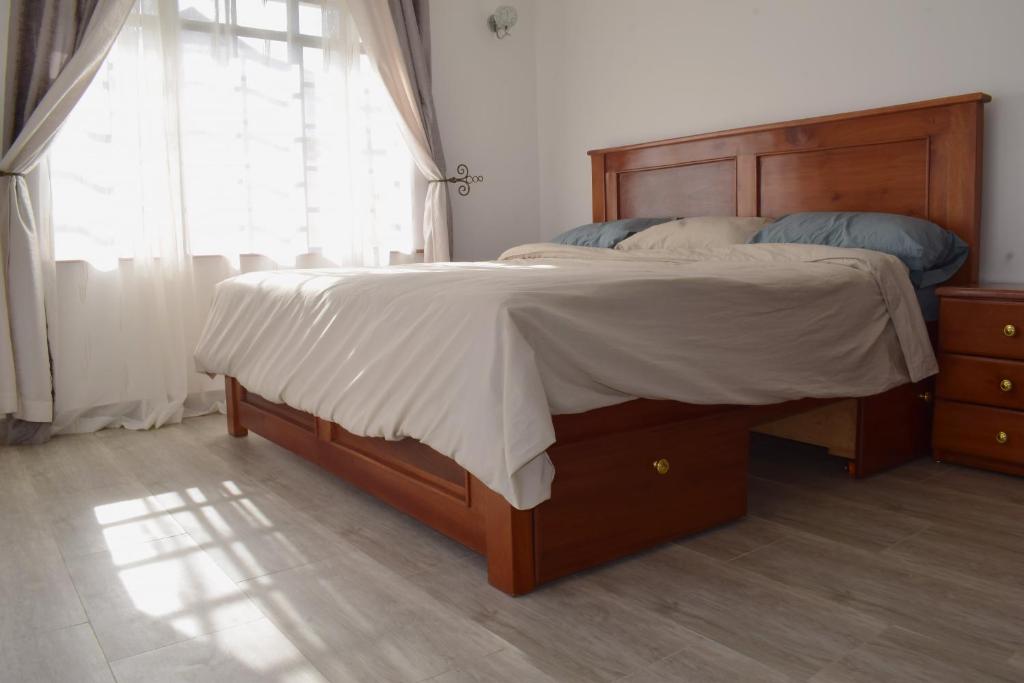 Cheerful 4-bedroom with pool photo 1