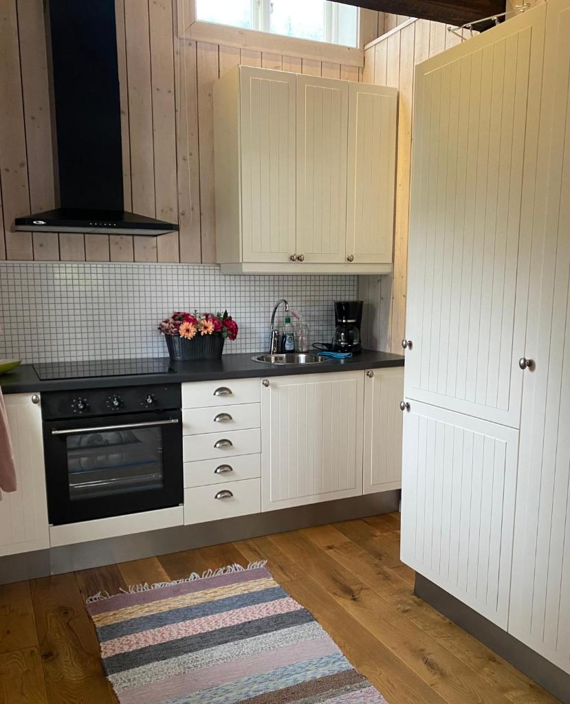 Bo i egen stuga på härlig ölandsgård photo 2