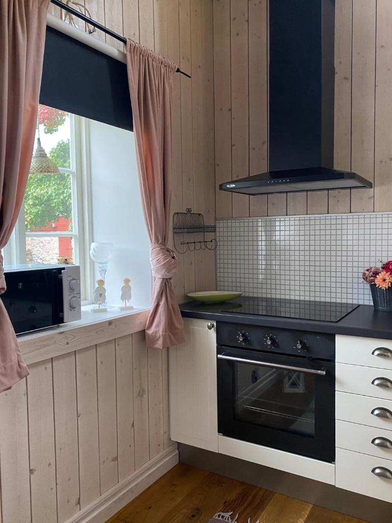 Bo i egen stuga på härlig ölandsgård photo 3