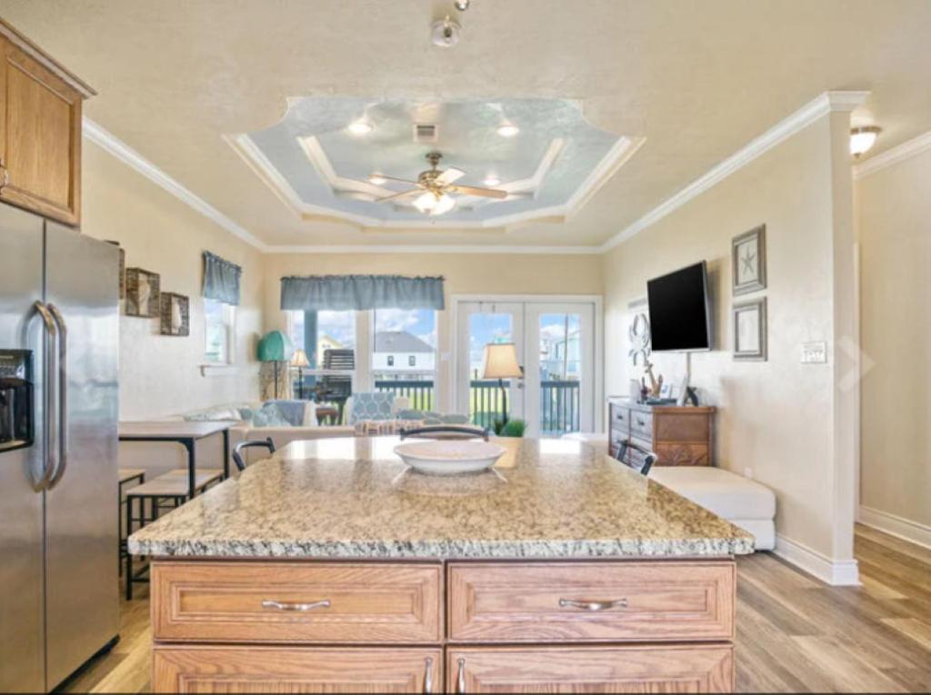 Fancy Nancy 2 Min Walk to Beach, Lyft, Pet-friendly photo 4