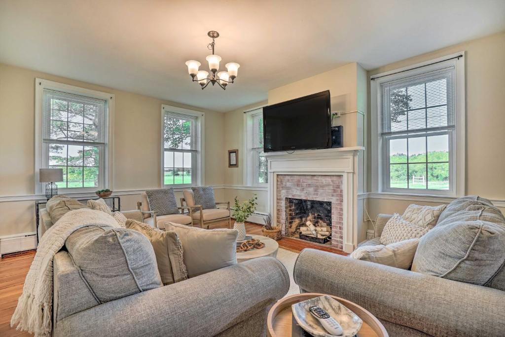 Upscale Country Home with Fire Pit in Taneytown! photo 2