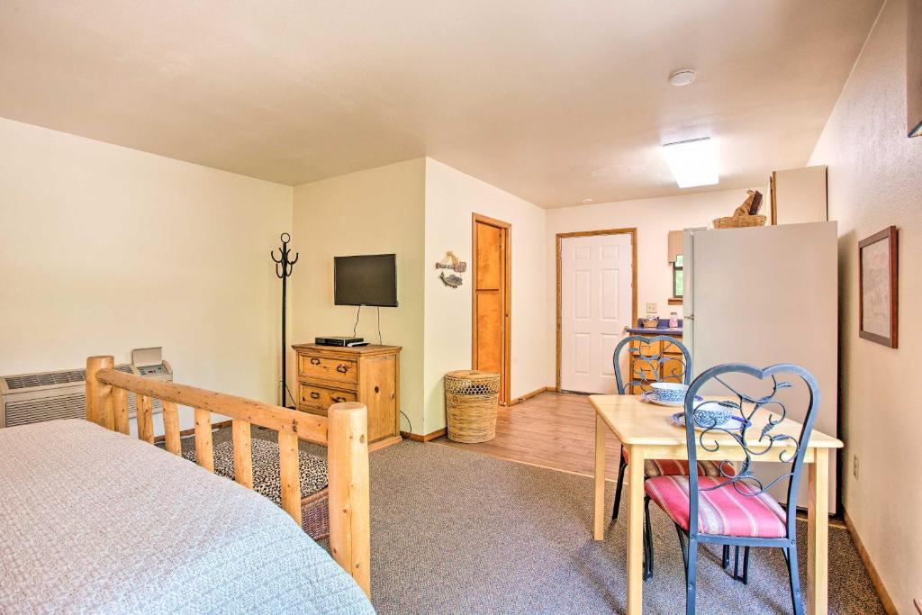 Bright Davis Escape with Screened-In Porch! photo 3
