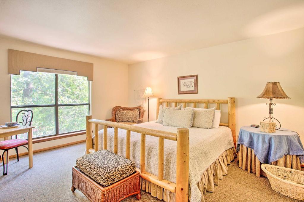 Bright Davis Escape with Screened-In Porch! photo 4