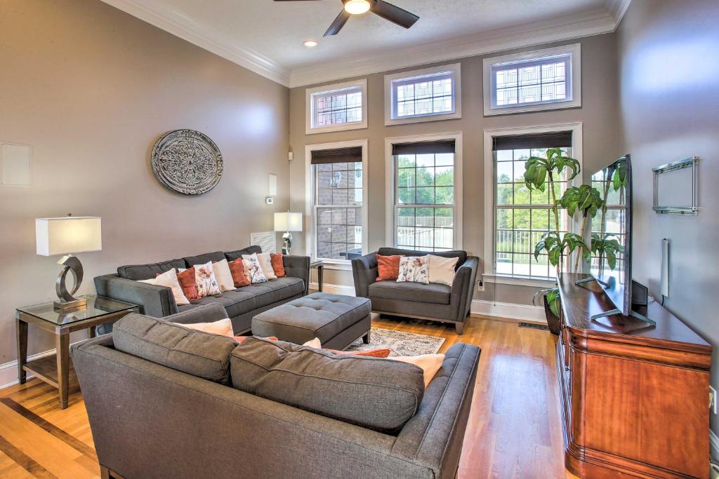 Spacious Family Escape with Pool, Bikes and Trails! photo 4