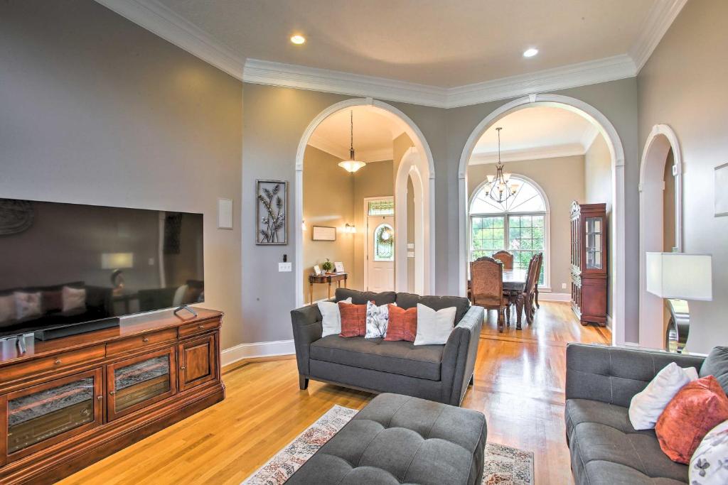 Spacious Family Escape with Pool, Bikes and Trails! photo 3