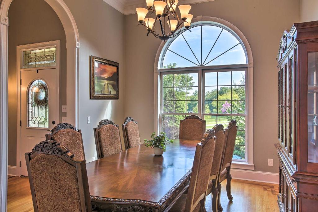 Spacious Family Escape with Pool, Bikes and Trails! photo 2