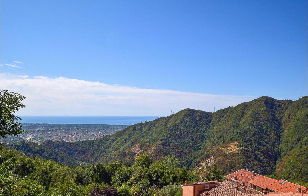 Awesome Home In Fabbiano With 5 Bedrooms And Wifi