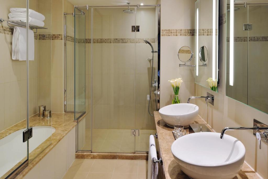 Двухместный (Курорт AVANI - Полулюкс), Отель AVANI Deira Dubai Hotel
