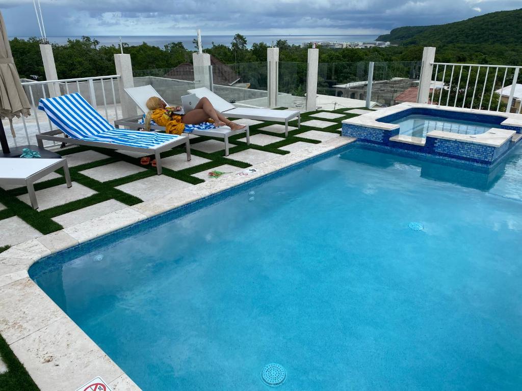 Luxury 2 Bedroom Rooftop pool View unit #3 photo 2