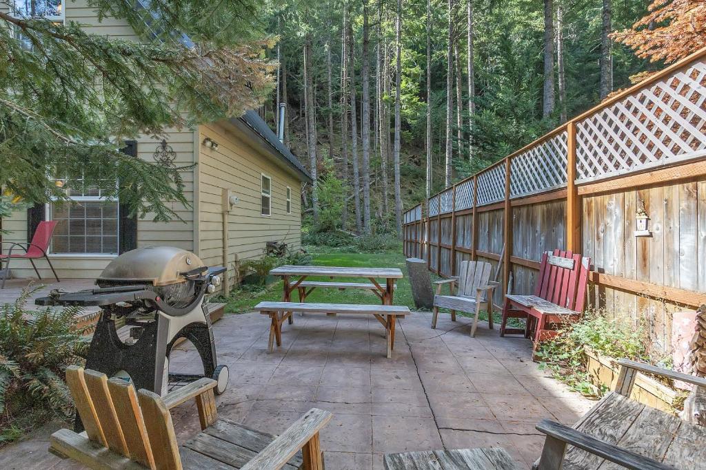 Elk Crossing Cozy Cabin at Crystal Mountain home photo 2