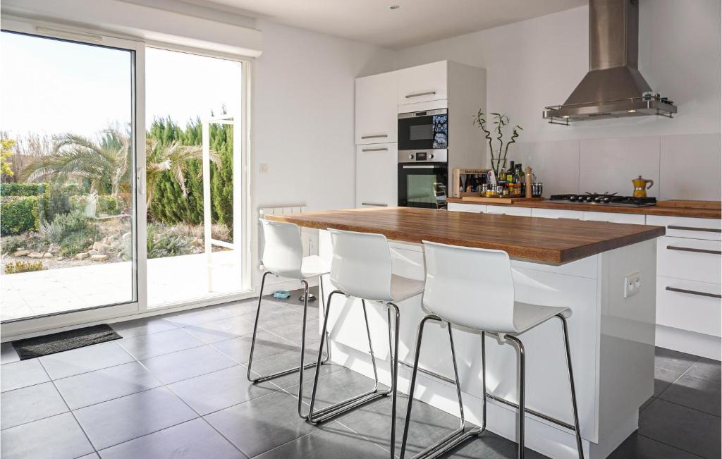 Nice Home In Saint-gnies-de-fonted With Outdoor Swimming Pool, Wifi And Private Swimming Pool photo 4