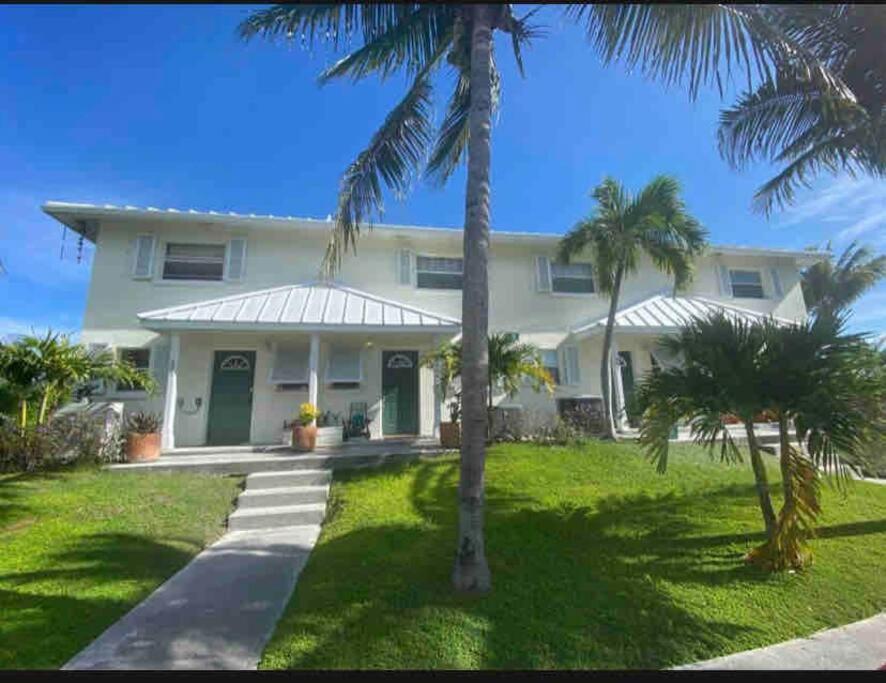 SeaSide Townhome, Spacious 2br 3bath Leeward Grace Bay, Providenciales, walk to beach photo 3