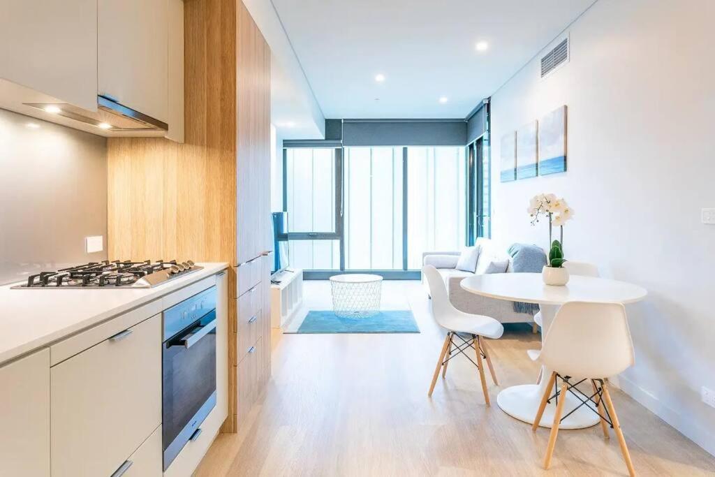 Lovely One Bedroom + Study with Infinity Pool