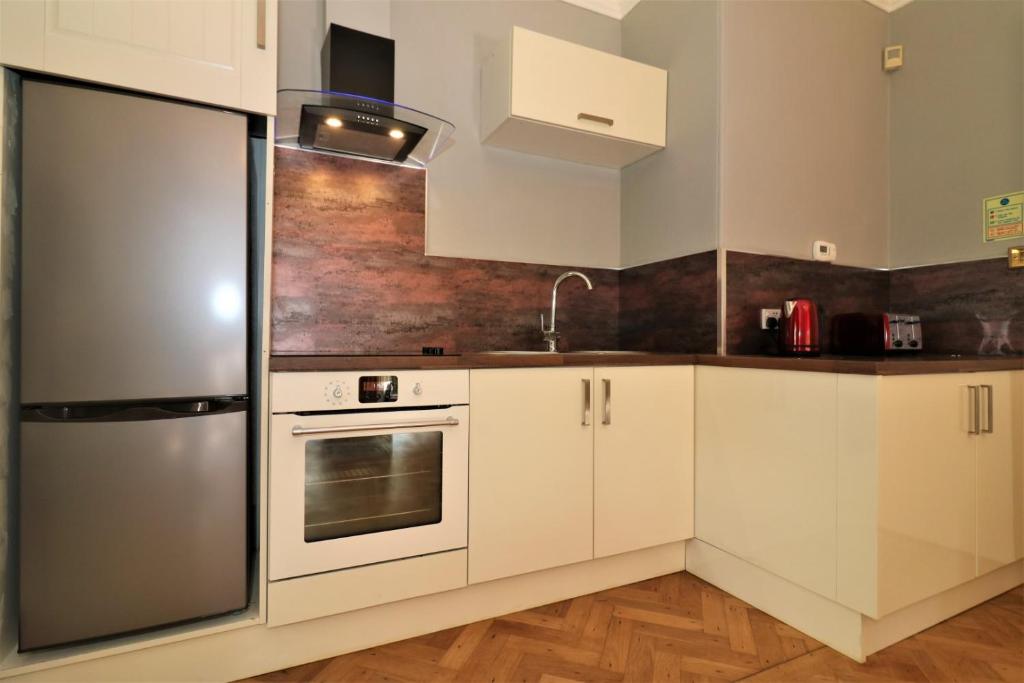 Signature - Linden House Flat 1 photo 3