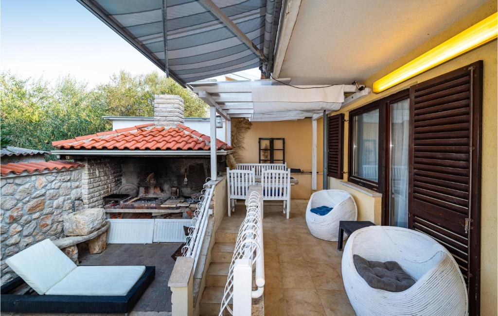 Awesome Apartment In Zdrelac With 3 Bedrooms, Wifi And Outdoor Swimming Pool photo 2