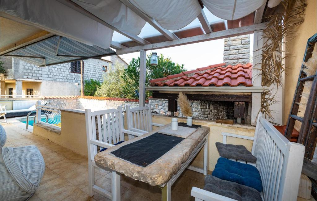 Awesome Apartment In Zdrelac With 3 Bedrooms, Wifi And Outdoor Swimming Pool photo 3