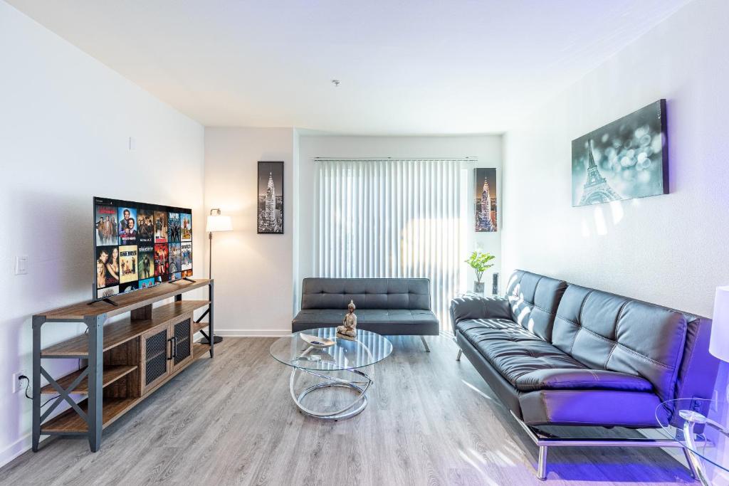 Heaven on Hollywood Boulevard Furnished Apartments image