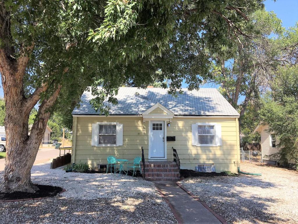 Close to UNC with Great Yard, Firepit & Free Bikes! photo 1