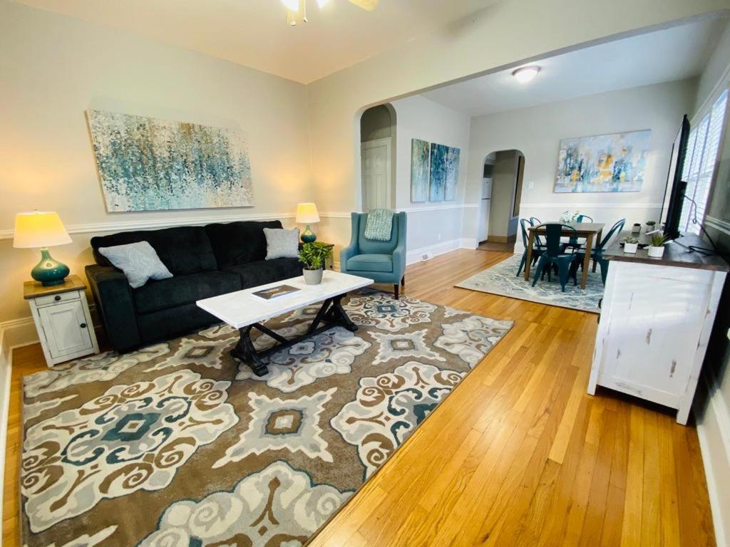 Stunning Bungalow next to UNC - Free Bikes! photo 4