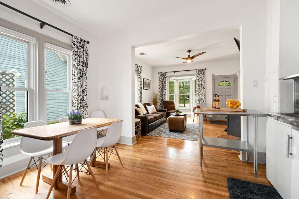 Lola House! Cozy Comfort, Prime Old Town Location photo 2