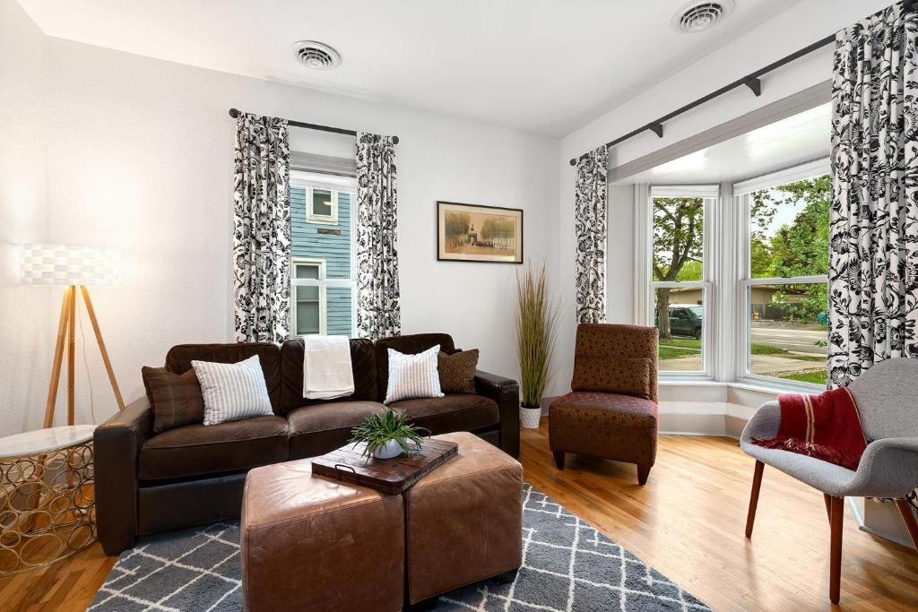 Lola House! Cozy Comfort, Prime Old Town Location photo 3