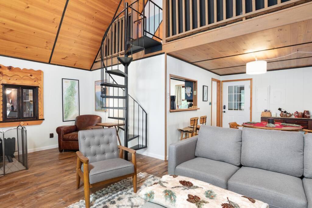 Blue Bear 4BR Cabin - Hot Tub, Starlink Wi-FI, Fire Pit, Sleeps 10 photo 4