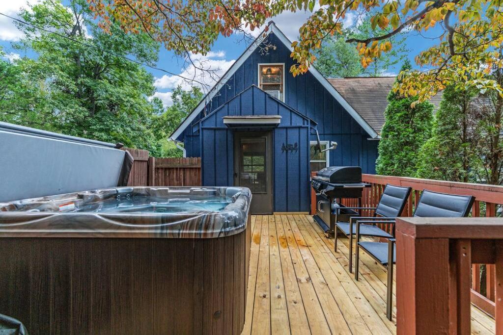 Blue Bear 4BR Cabin - Hot Tub, Starlink Wi-FI, Fire Pit, Sleeps 10 photo 1