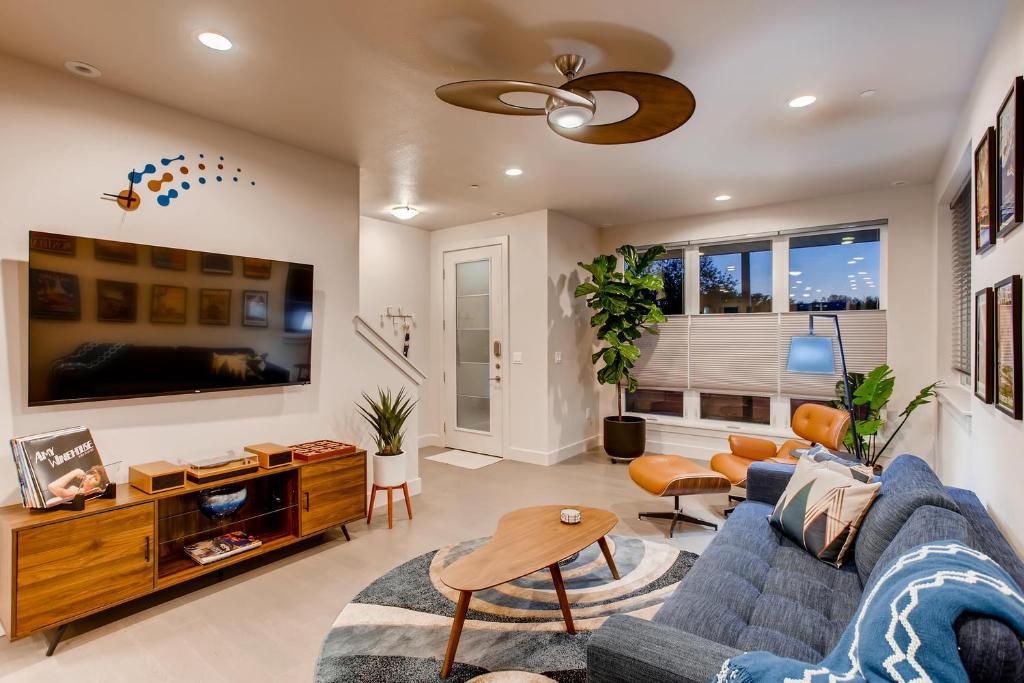 Elegant Townhome Near Old Town, Breweries and River! image