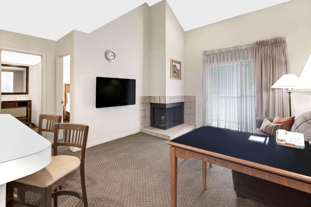 Craigshire Suites - Arlington photo 2