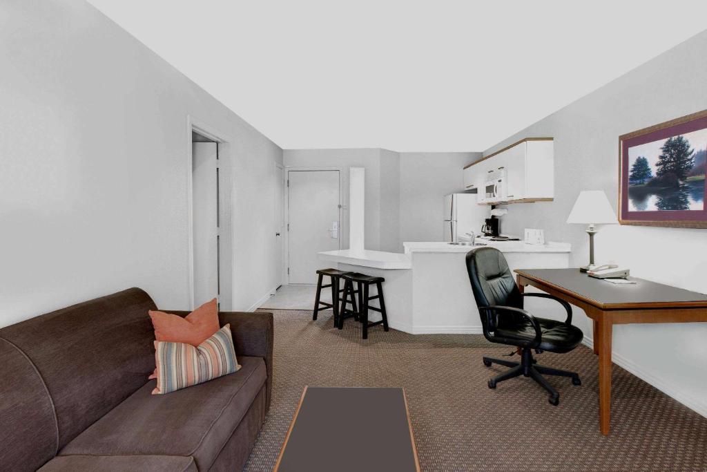 Craigshire Suites - Arlington photo 3