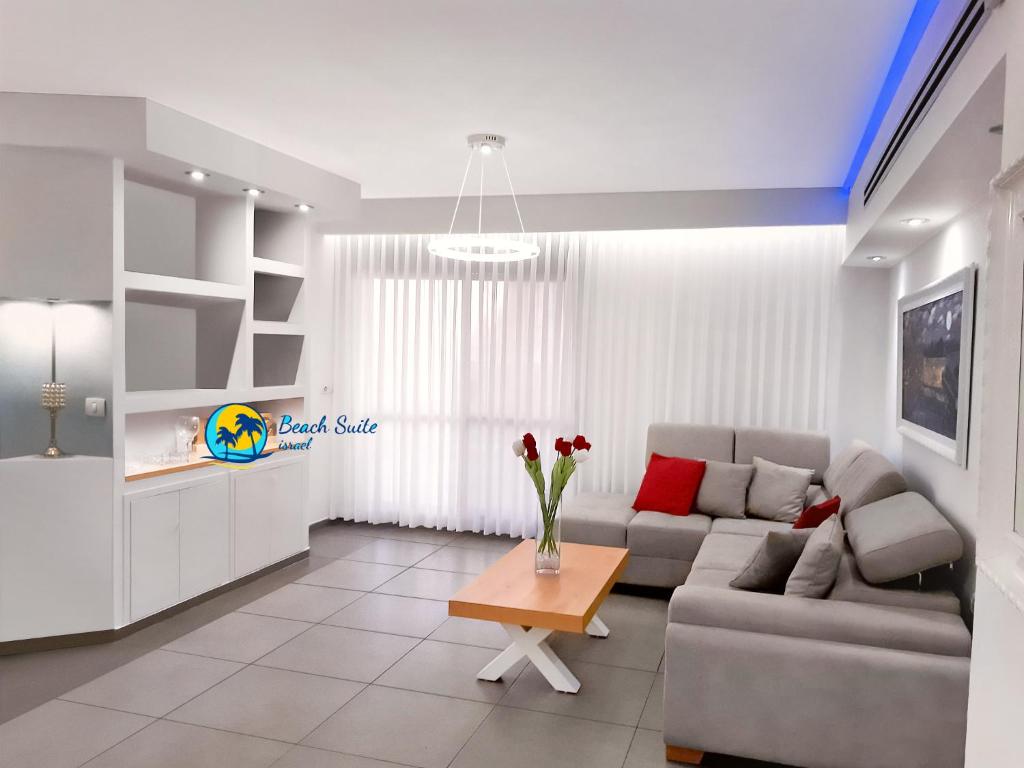 Private Jacuzzi Garden Beach Suite, Gym, 3 Min Walk To Beach דירת גקוזי ספא גינה ענקית 3 דקות הליכה לים וחדר כושר photo 1