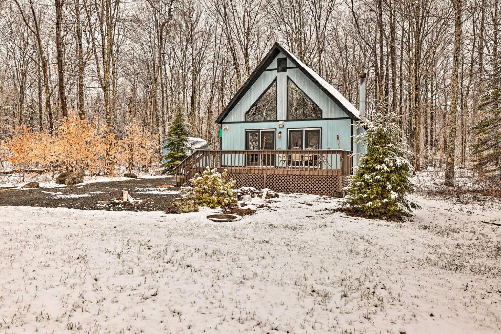 Charming Pocono Lake Cabin with Hot Tub and Fire Pit photo 2