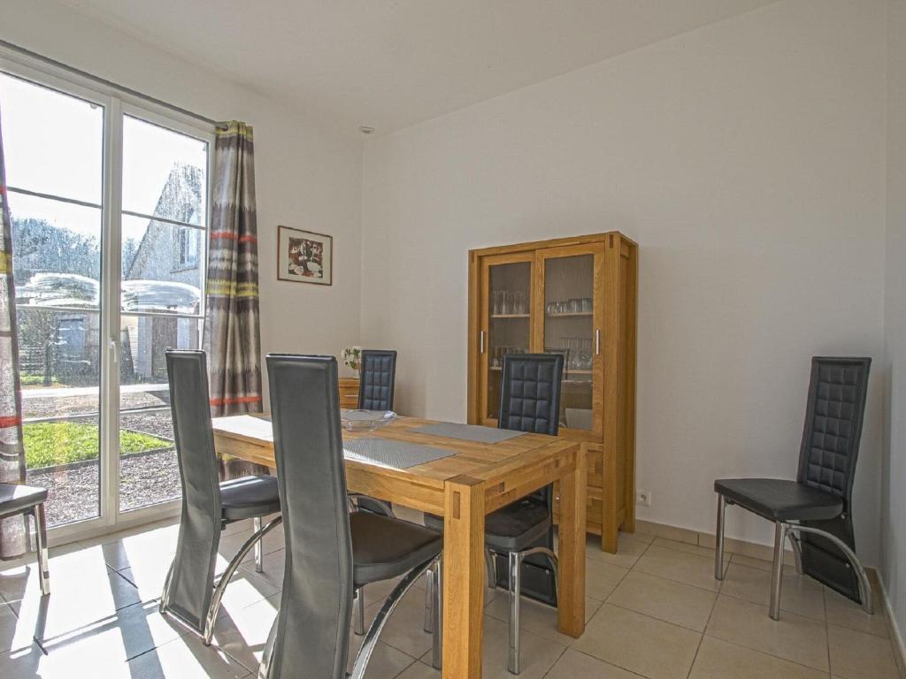 Pleasant holiday home in Aure sur Mer with terrace photo 2
