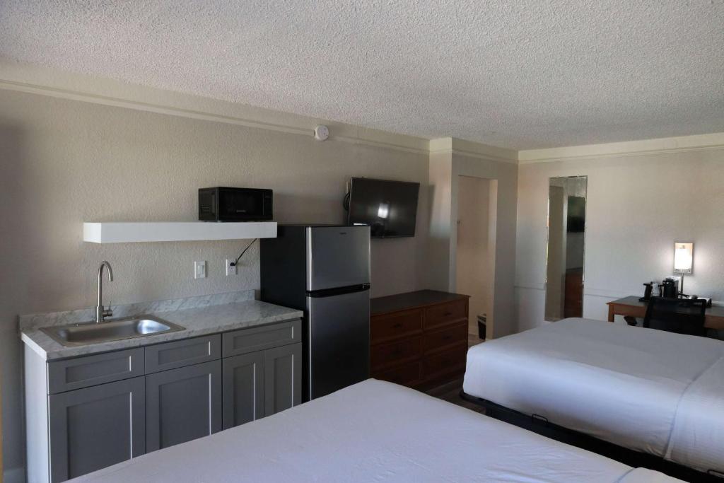 Super 8 by Wyndham Austin South I-35 photo 3