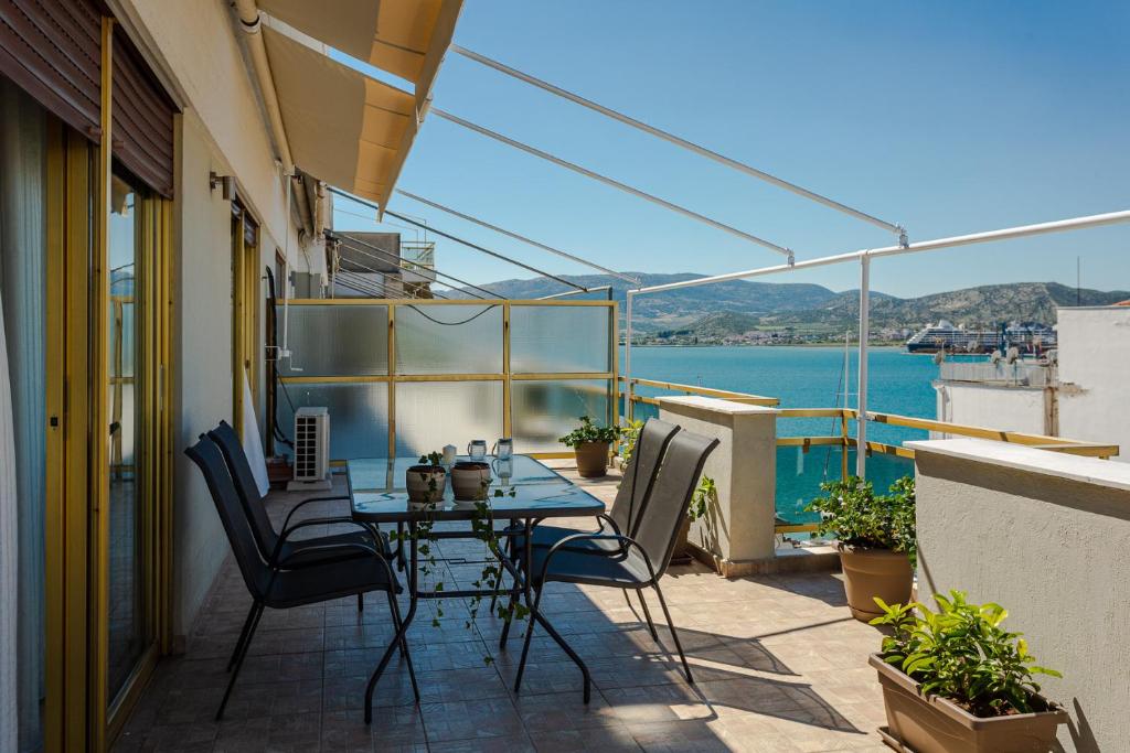 Cozy seaside penthouse with sea & mountain view. photo 2