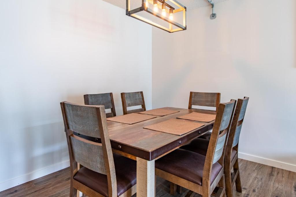 Modern, Rustic 2 Bed 1 bath 6 blocks from Mayo photo 3