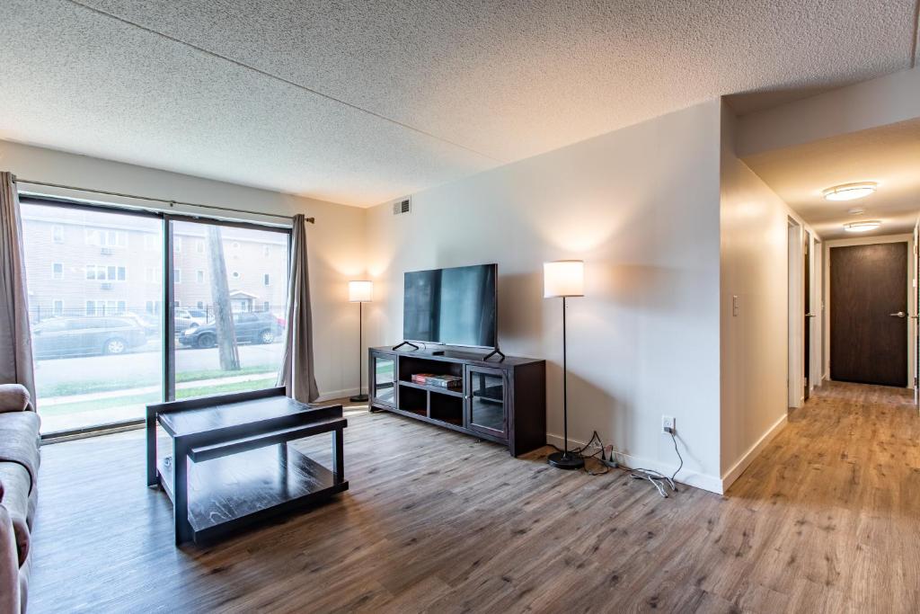 Modern, Rustic 2 Bed 1 bath 6 blocks from Mayo photo 4