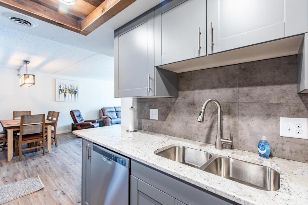 Modern, Rustic 2 Bed 1 bath 6 blocks from Mayo photo 2
