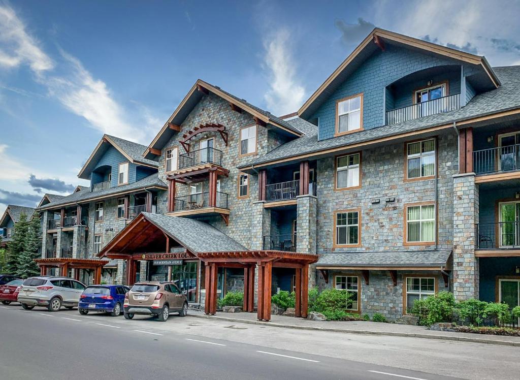 Heavenly Mountain Condo - Outdoor Hot Tubs & Steam Room, Canmore, Alberta