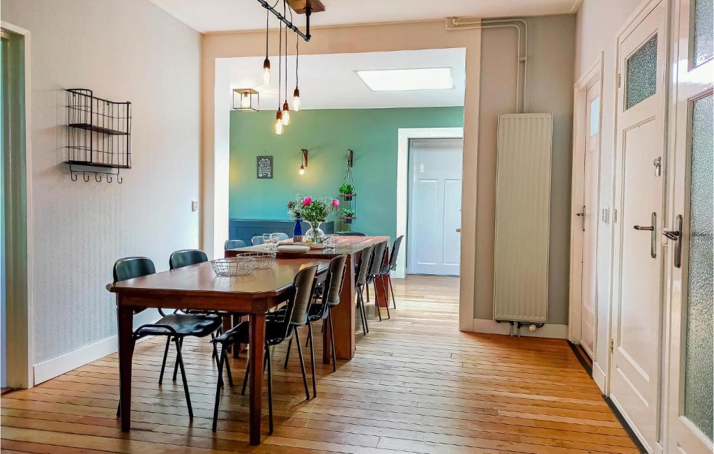 Awesome Home In Scharendijke With 6 Bedrooms And Wifi photo 3