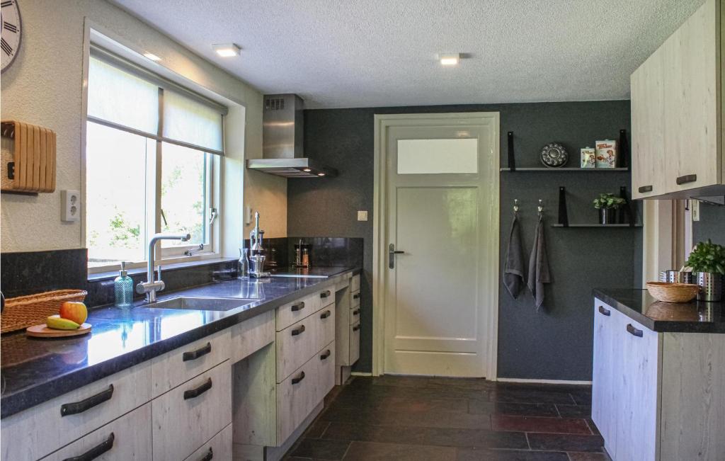 Awesome Home In Scharendijke With 6 Bedrooms And Wifi photo 4