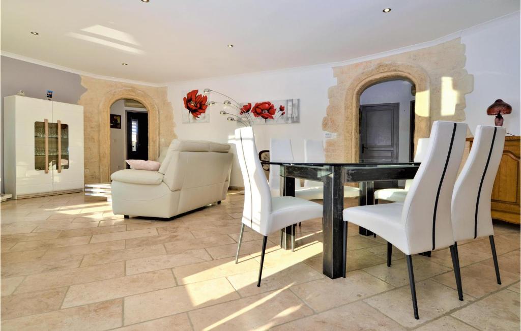 Stunning Home In Jonquire Saint Vincen With Wifi, Outdoor Swimming Pool And Swimming Pool photo 2
