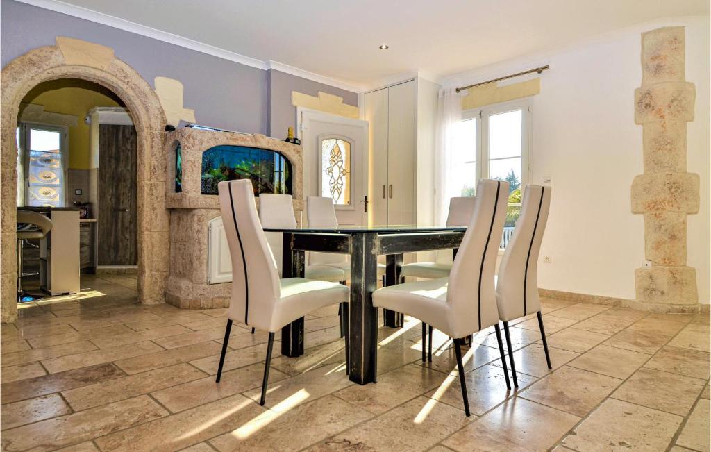 Stunning Home In Jonquire Saint Vincen With Wifi, Outdoor Swimming Pool And Swimming Pool photo 3