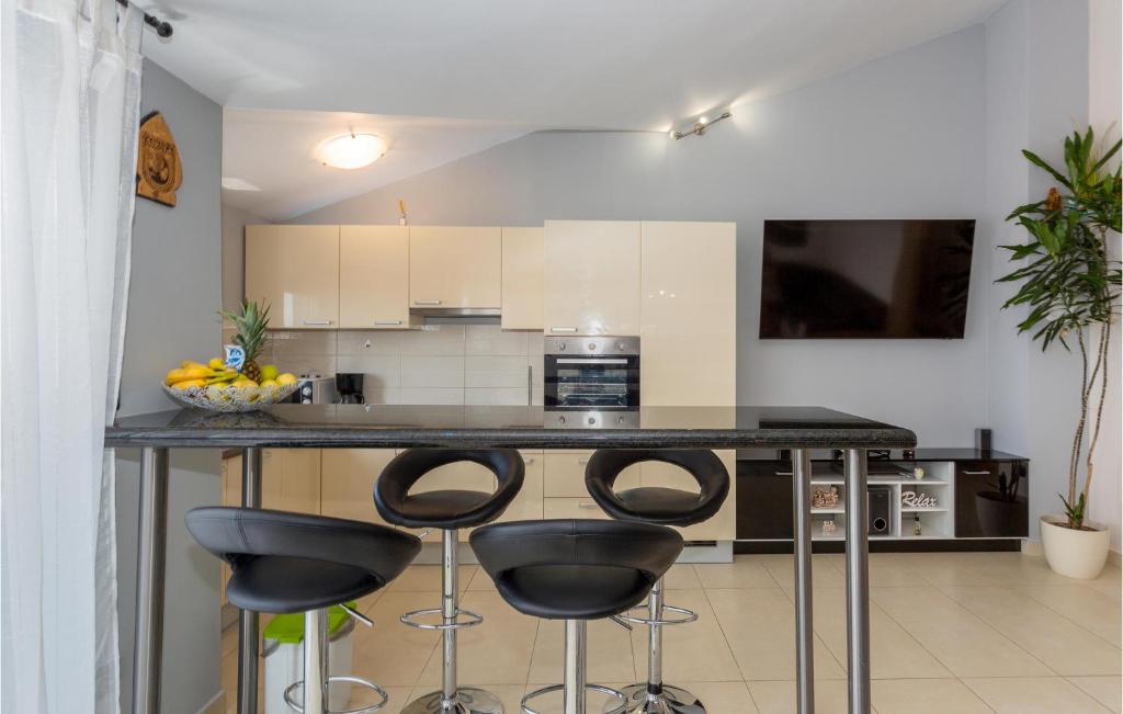Amazing Apartment In Omisalj With 1 Bedrooms And Wifi photo 3