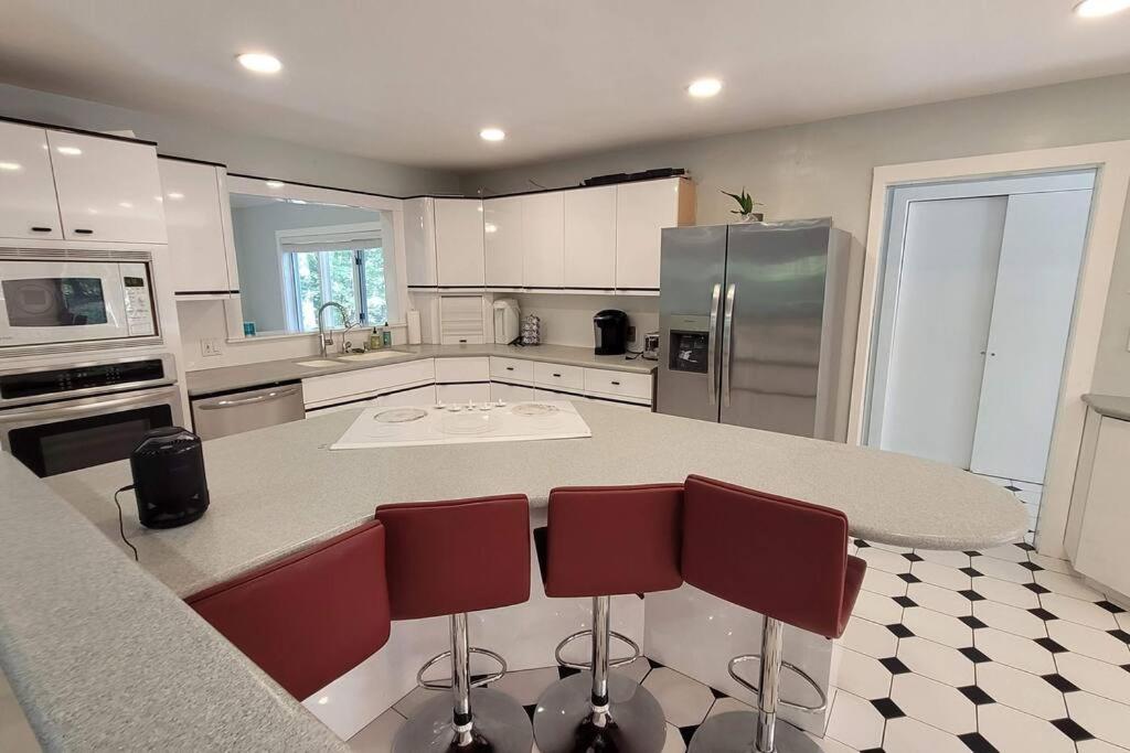 Large Vacation Home Villa- Pool, Indoor Hotub, Game Room, up to 25 guests photo 4