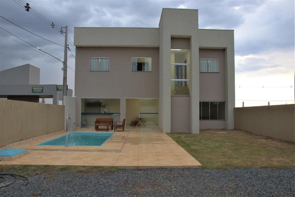 Sobrado espaçoso com piscina com ar na suite