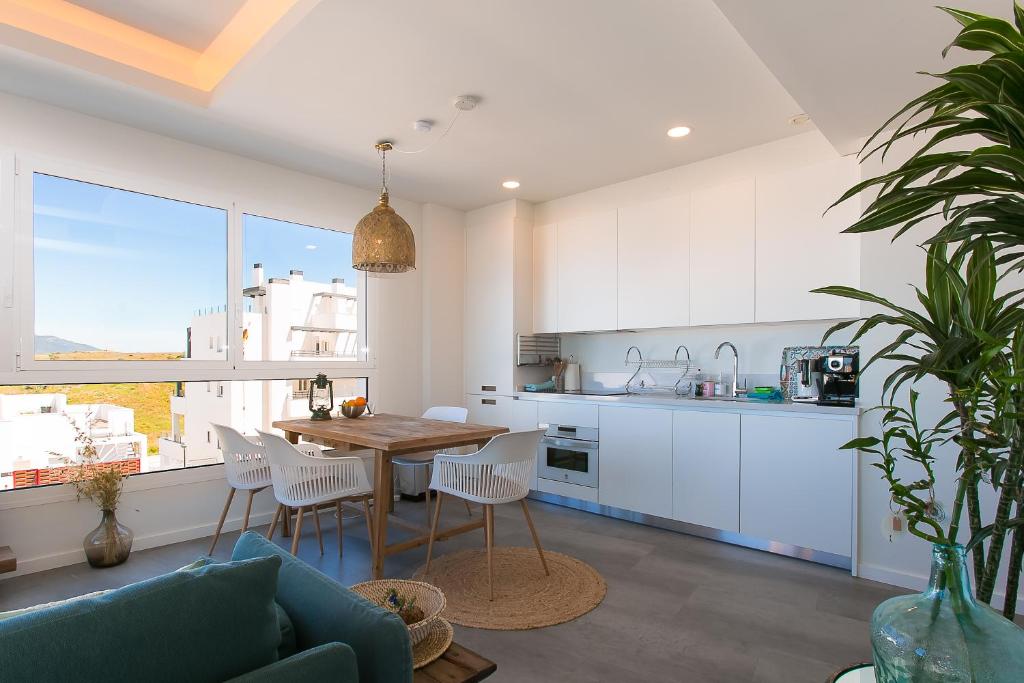 Sea Breeze, large apartment with workspaces & a great view photo 3
